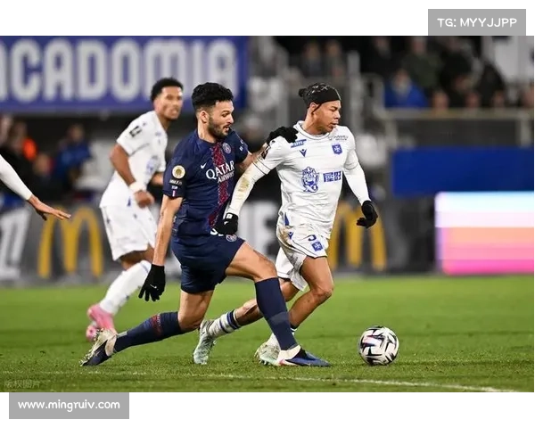 巴黎圣日耳曼战术调整与适应策略探析球队攻防变化与应对之道